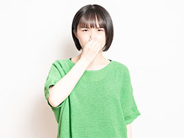 鼻をつまんだ女性