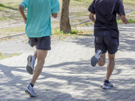 ジョギングをする男性の画像